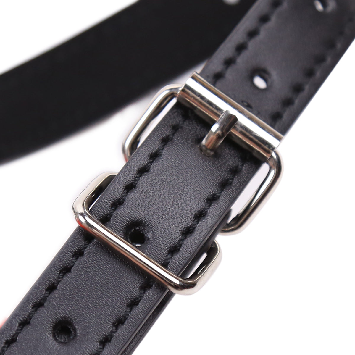 Elodie - Lippenknebel mit Pu Riemen